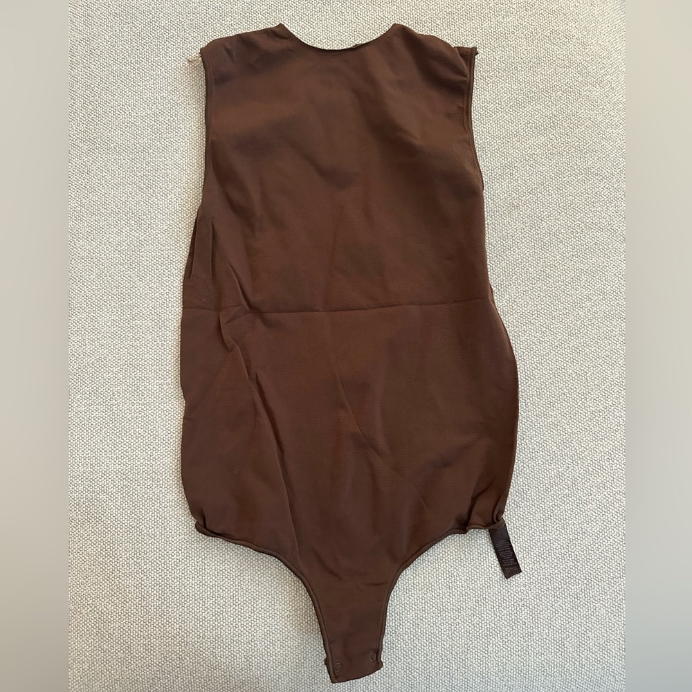 SKIMS SLEEVELESS CREW NECK BODYSUIT
